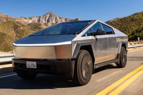 Откъде да започнем с един толкова спорен и умопомрачителен камион като ръбестия и предполагаемо брониран Tesla Cybertruck?

Под научно-фантастичната каросерия има огромна структурна батерия от 122,4 kWh, която може да бъде подсилена от допълнителна батерия от 50 kWh в товарното легло, ако желаете.

Предлагат се две версии: модел с двоен двигател и задвижване на четирите колела с 592 к.с. Както и Cyberbeast с три двигателя, с комбинирана мощност от 833 к.с. и това е при собствено тегло от 3113 кг. 

Обхватът е до 547 км за стандартния модел и 515 за Cyberbeast, като и двата могат да приемат скорости на зареждане от 250kW. 
Що се отнася до възможностите му за пикап, Cybertruck има полезен товар от 1134 кг и може да тегли до пет тона. Има 1,8 м товарно легло и със затворен капак с електрическо захранване предлага 1591 литра налично място за съхранение. 

Самият му размер го прави доста смущаващ за шофиране и системите за кормилно управление изискват известно време за свикване. Но представянето е страхотно и при висока скорост.
Не е доизмислена кабината, като централният сензорен екран нямаше цялата работа. В момента Cybertruck е незаконен за шофиране в Европа, тъй като все още не отговаря на стандартите за безопасност. Но тук там се появява по пътищата.